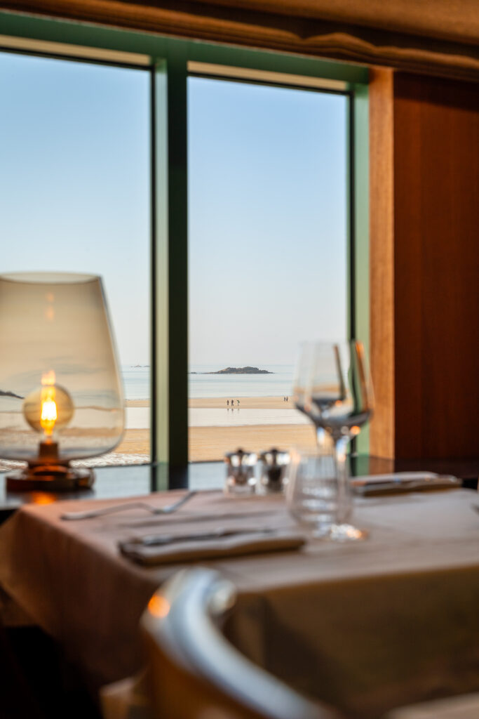 Table prête pour les clients avec vue mer à la Brasserie du Sillon à Saint-Malo.