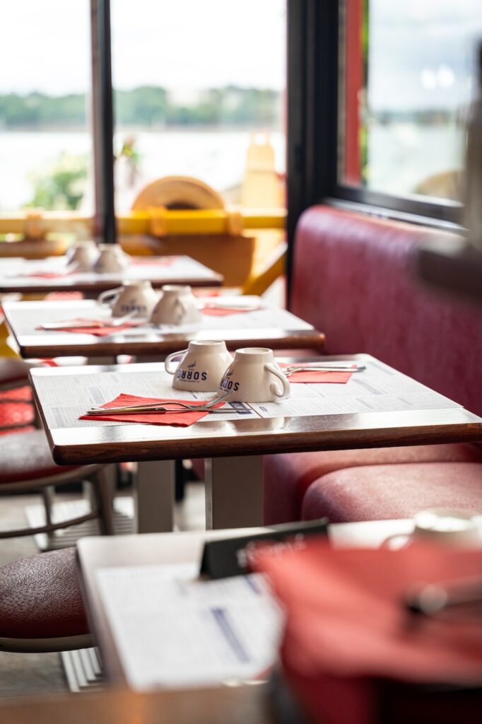 Tables prêtes à accueillir les clients à La Caraque à Saint-Malo.