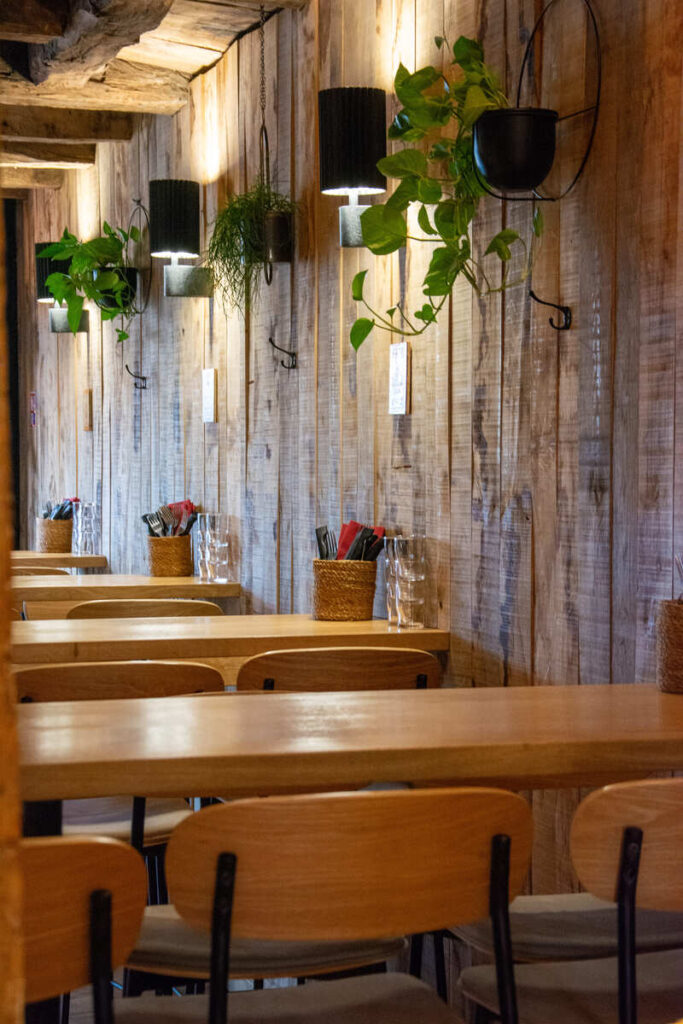 La décoration boisée à l'intérieur du restaurant le Saint-Jacques à Limoges sur les bords de Vienne