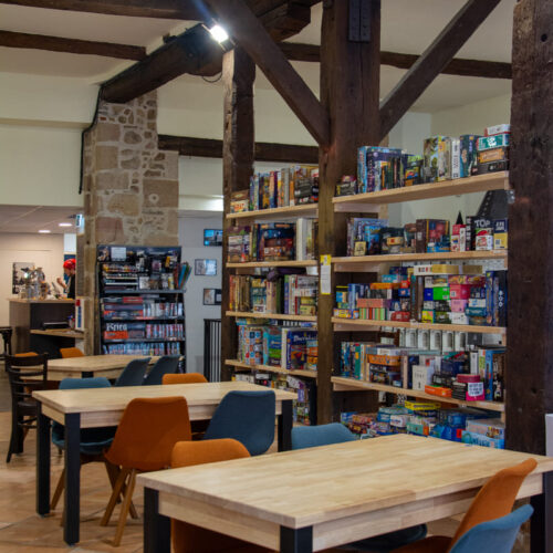 L'intérieur du bar à jeux L'Antre Jeux dans le centre ville de Limoges