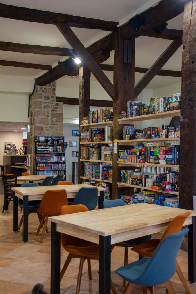 L'intérieur du bar à jeux L'Antre Jeux dans le centre ville de Limoges