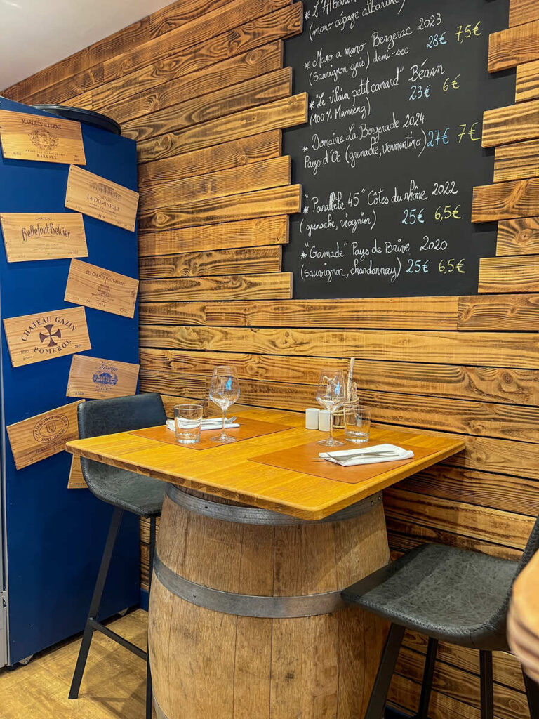 table dressée pour le service du soir du restaurant la passion des mets à Panazol