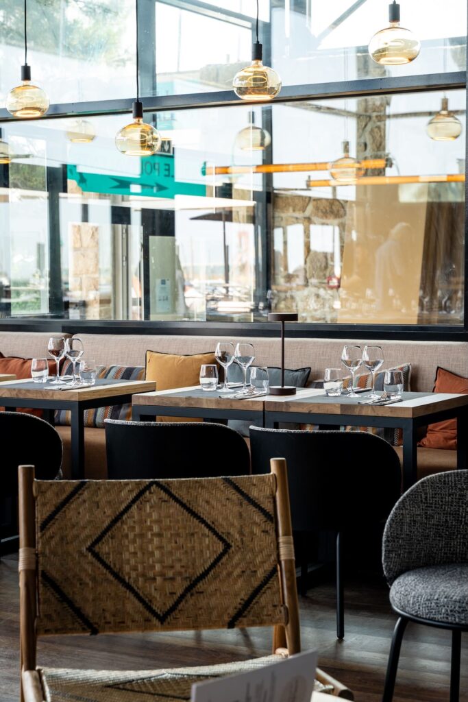 Table soigneusement dressée pour le déjeuner aux Voiles de Solidor à Saint-Malo.
