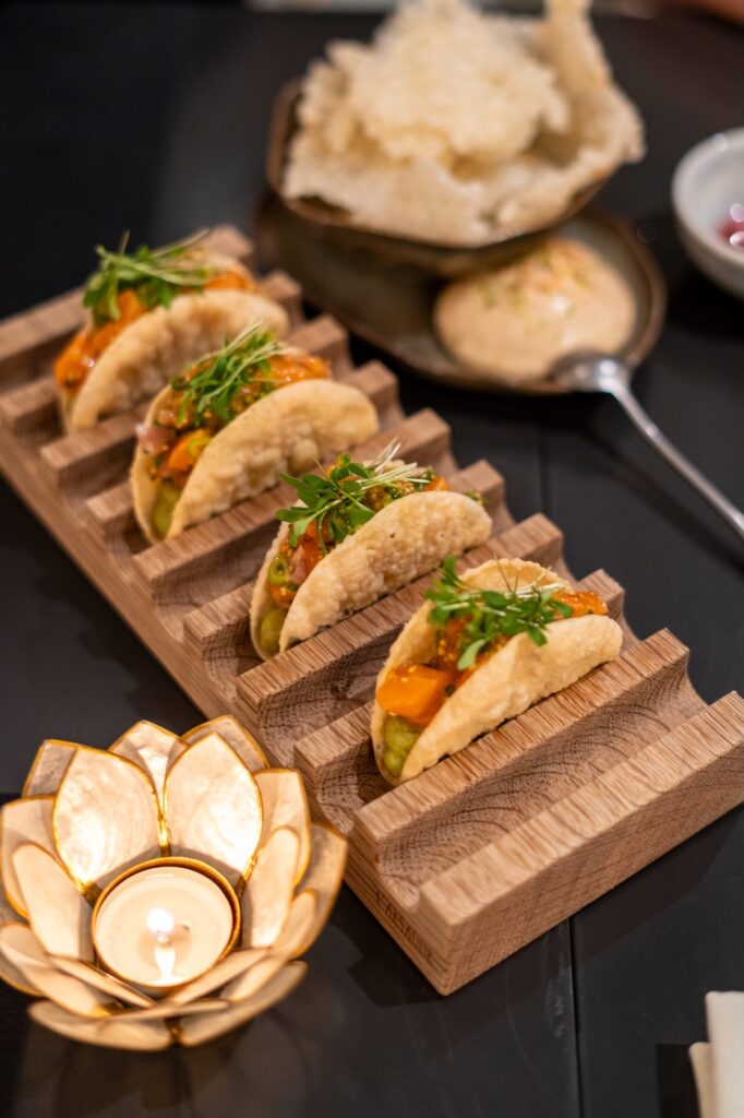 Tacos frais au tartare de saumon et avocat à L'Arsaour à Dinard.