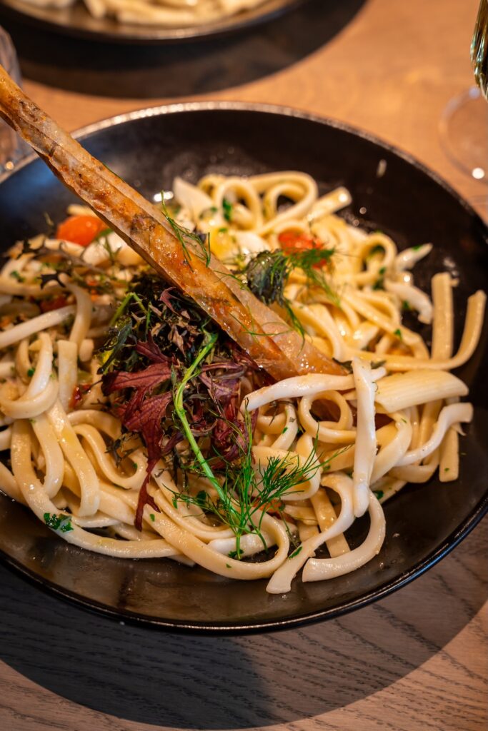 Tagliatelle flambée au cognac avec sauce tomate et persillade à Pastia Mia à Saint-Malo.