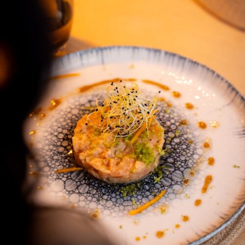 Tartare de saumon frais préparé à Deux Degrés Ouest à Saint-Malo.
