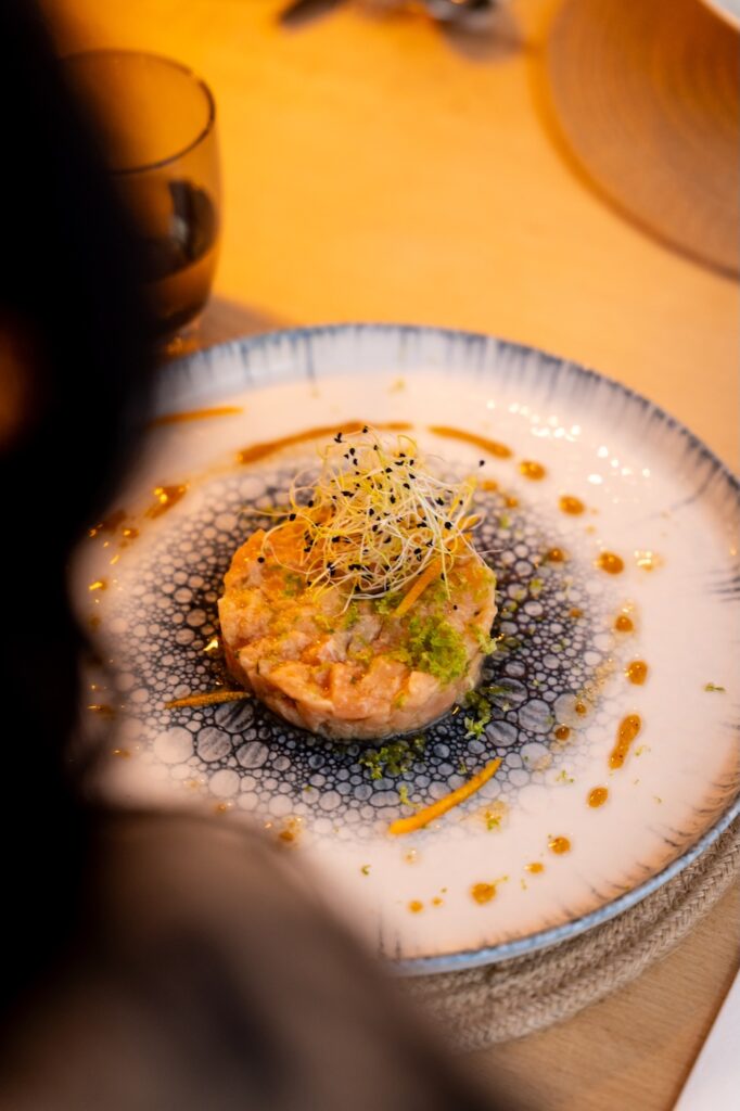 Tartare de saumon frais préparé à Deux Degrés Ouest à Saint-Malo.