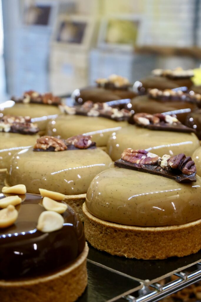 Tartlettes individuelles Snickers et tartelettes individuelle café de la pâtisserie Benjamin à La Teste-de-Buch