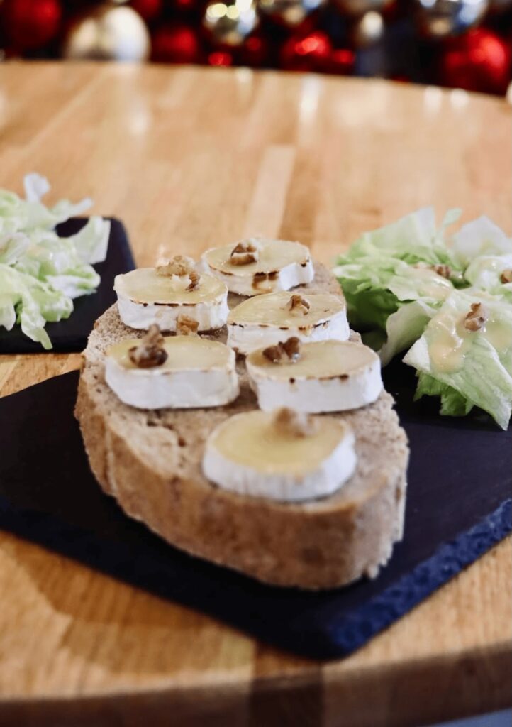 Tartine chèvre miel accompagnée de salade pour le déjeuner chez Miggy’s Coffee à Saint-Malo.
