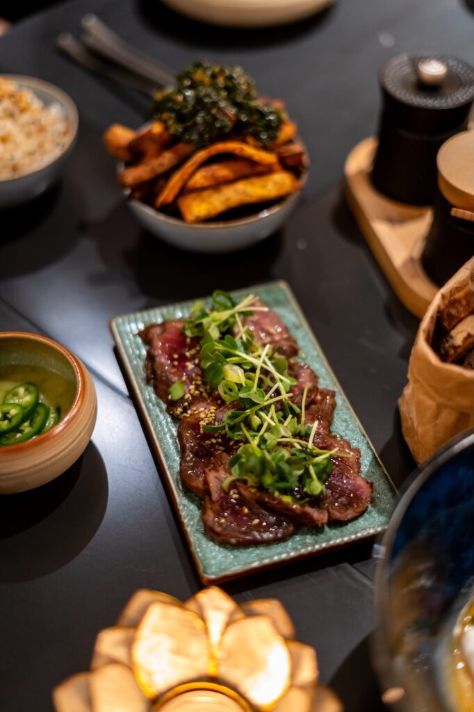 Tataki de filet de bœuf au barbecue japonais avec sauce piment vert à L'Arsaour à Dinard.