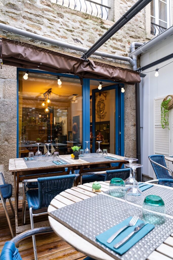 Terrasse agréable pour déjeuner ou dîner au restaurant Au Bout de la Ligne à Dinan.