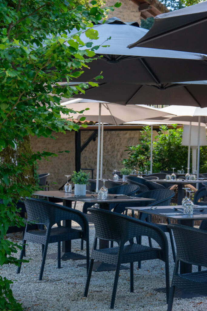La terrasse extérieur du restaurant Le Clos des Cèdres à 15 minutes de Limoges
