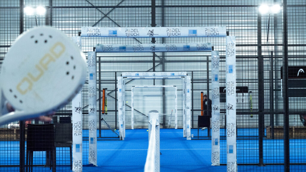 Raquette et terrains au club de padel et squash Padel Touch à La Teste-de-Buch.