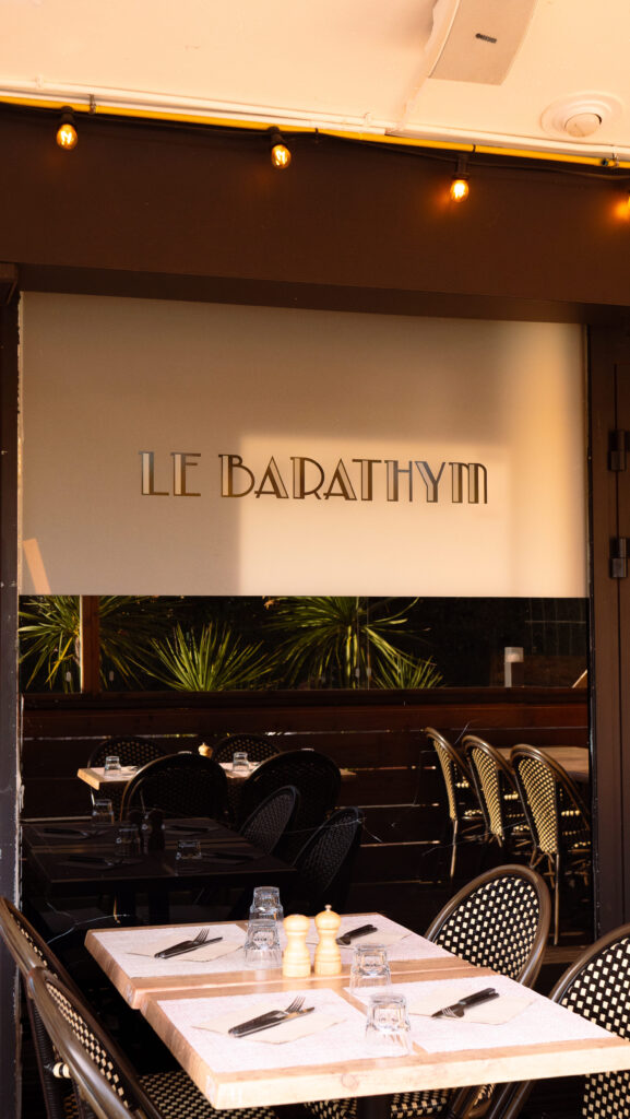 Terrasse couverte du restaurant et brasserie Le Barathym à Arcachon.