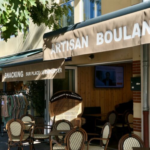 Devanture, terrasse et salle de la boulangerie de l'Aiguillon à Arcachon.