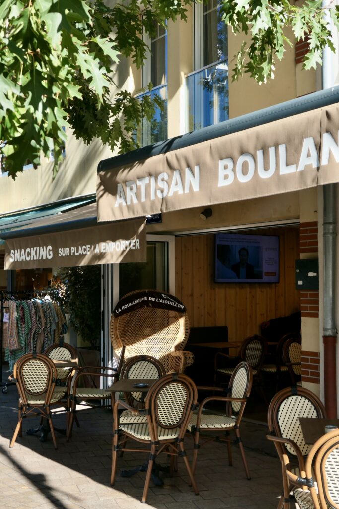 Devanture, terrasse et salle de la boulangerie de l'Aiguillon à Arcachon.