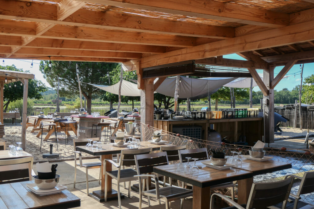 Terrasse semi-couverte de la Cabane 164 au port de La Teste-de-Buch.