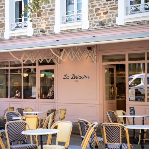 Terrasse et façade accueillante de La Briacine à Saint-Briac-sur-Mer.