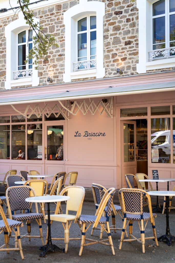 Terrasse et façade accueillante de La Briacine à Saint-Briac-sur-Mer.