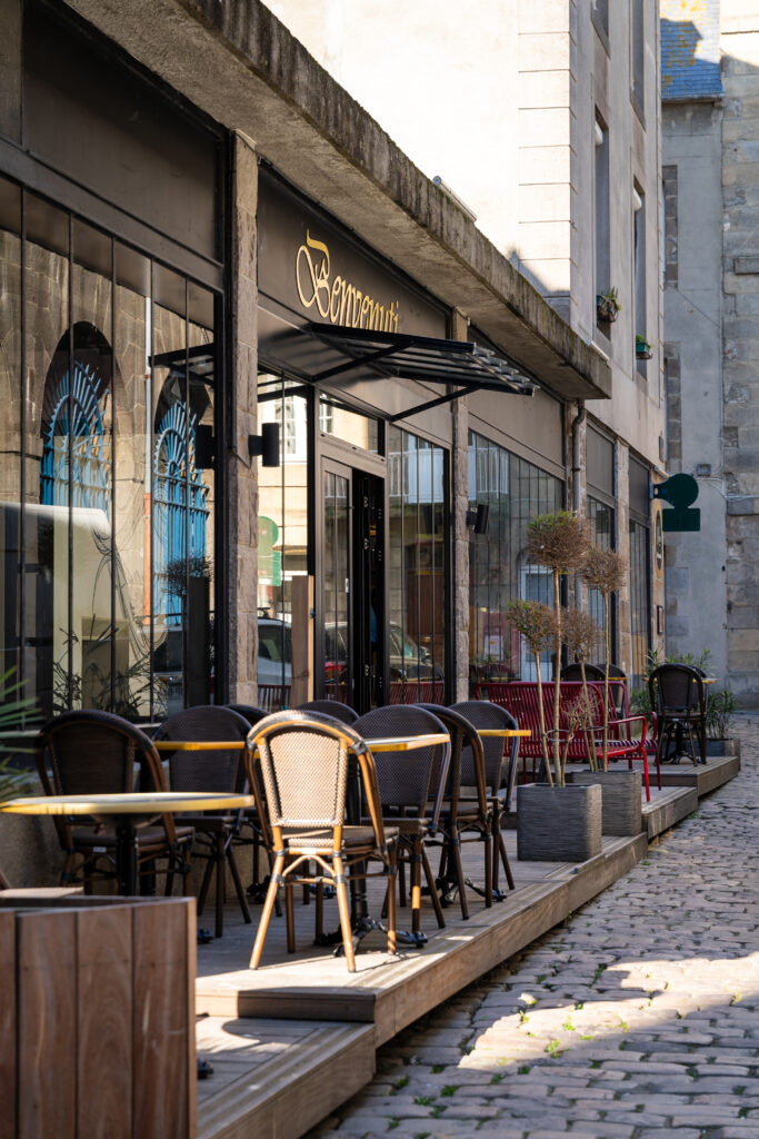 Terrasse lumineuse et accueillante à O Divino à Saint-Malo.
