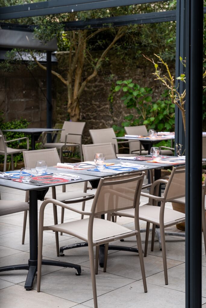 Terrasse ensoleillée du restaurant Les Embruns à Saint-Malo.