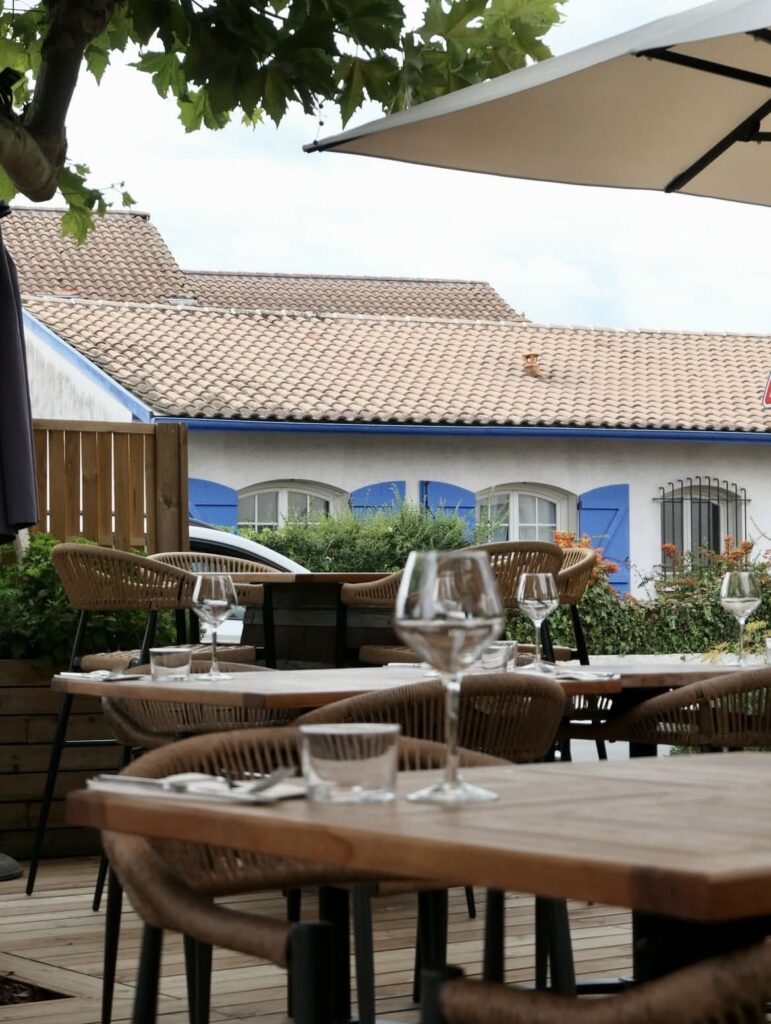 Terrasse du restaurant et auberge moderne Haliotis, à la Teste-de-Buch.