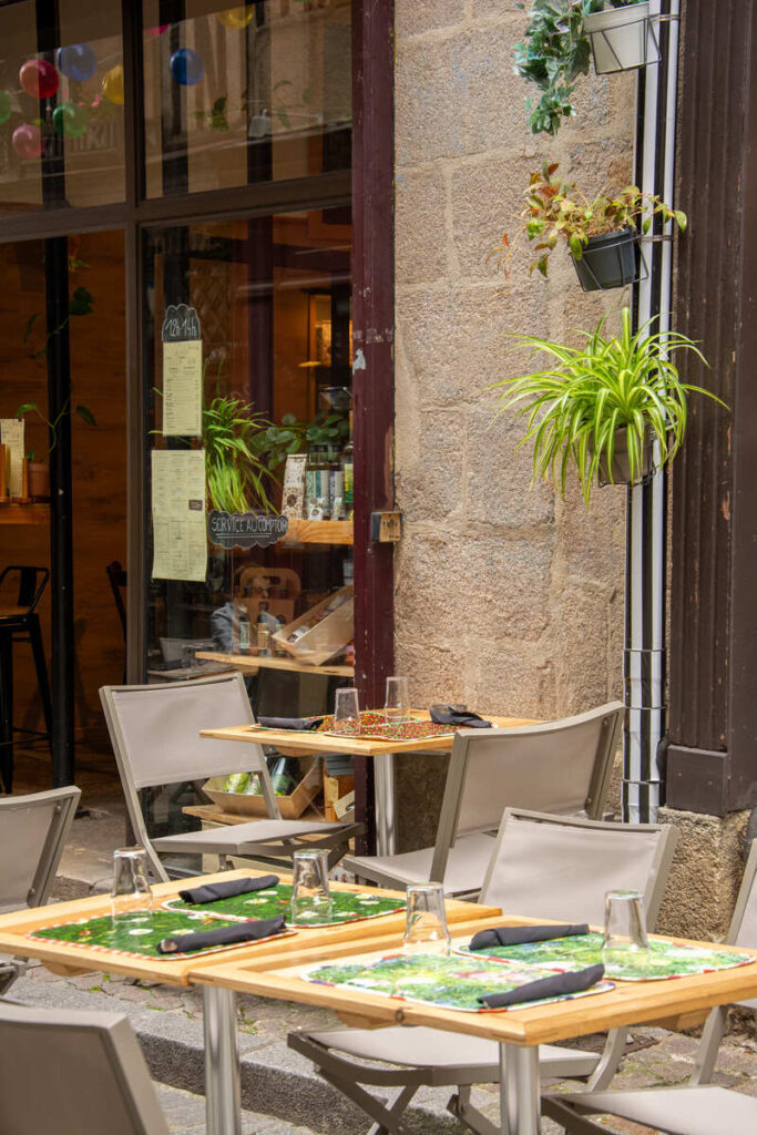 La terrasse du restaurant La Locale, rue de La Boucherie dans le centre ville de Limoges