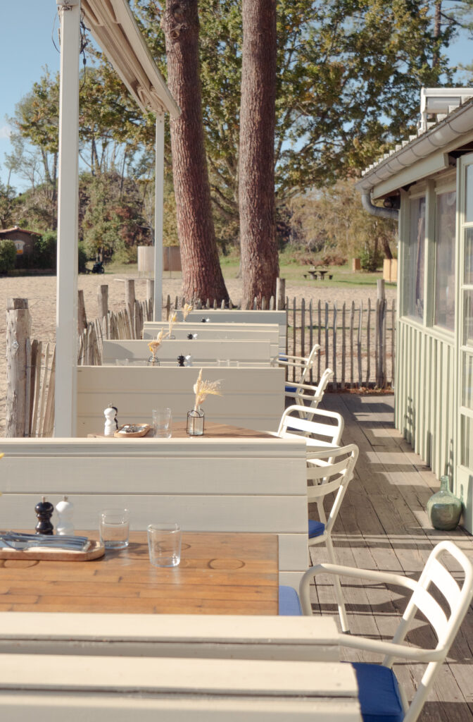 Terrasse du restaurant Laouga au lac de Cazaux.