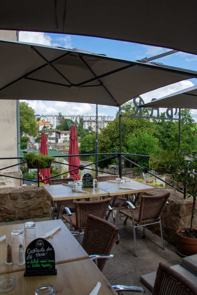 La vue sur la Vienne et Le Pont Saint-Étienne depuis la terrasse du restaurant Le Ponticaud en bords de Vienne à Limoges