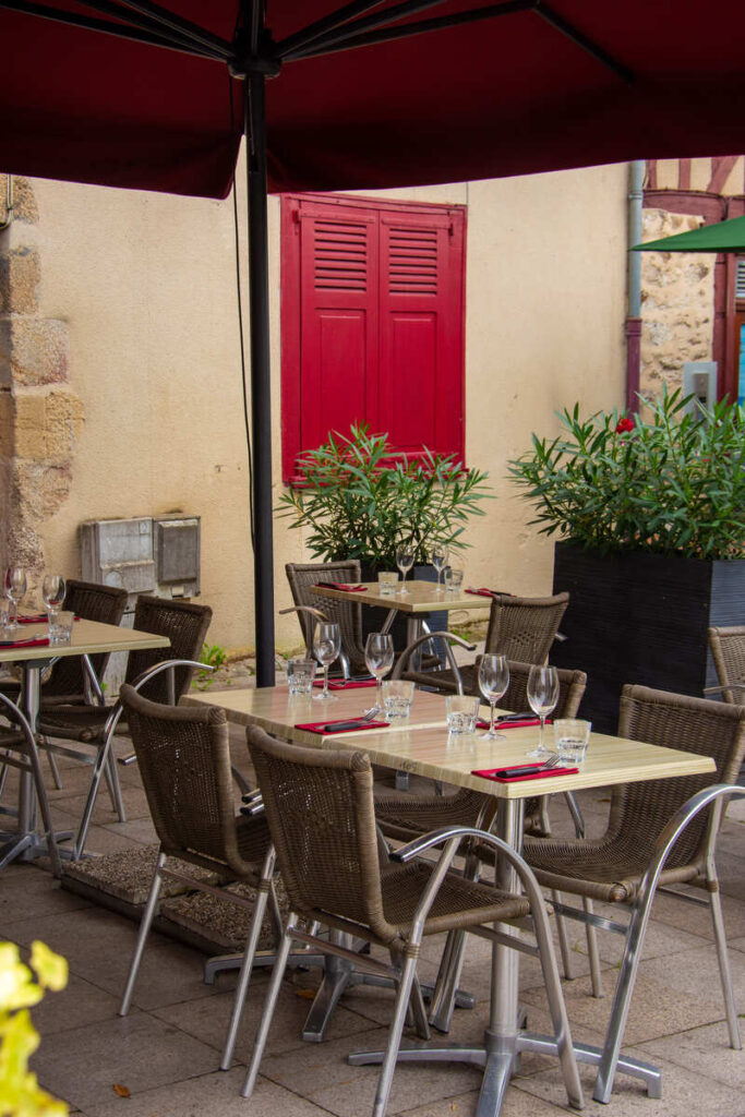 La terrasse du restaurant le Saint-Jacques à Limoges sur les bords de Vienne
