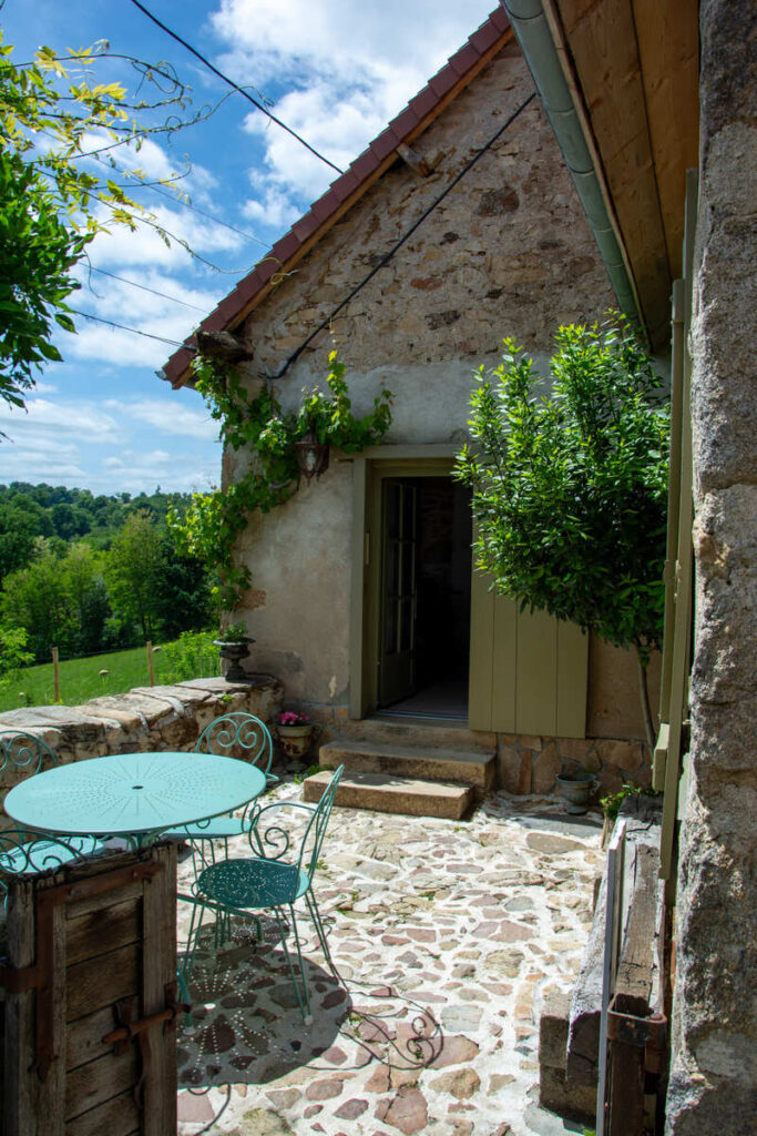 La terrasse ensoleillée du gîte Les 3 Clefs de Gaya à 20 minutes de Limoges