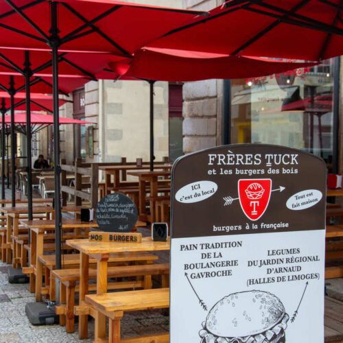 La terrasse ombragée Un burger généreux accompagné de frites maison du restaurant Les Frères Tuck à Limoges
