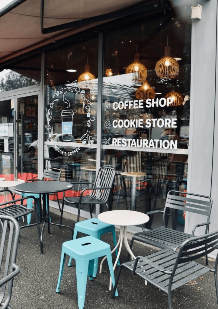 Terrasse conviviale pour profiter d’un café chez Miggy’s Coffee à Saint-Malo.