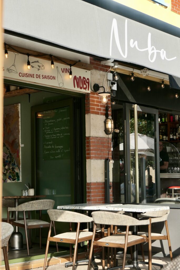 Devanture et terrasse du restaurant Nuba, dans le quartier de l'Aiguillon, à Arcachon.