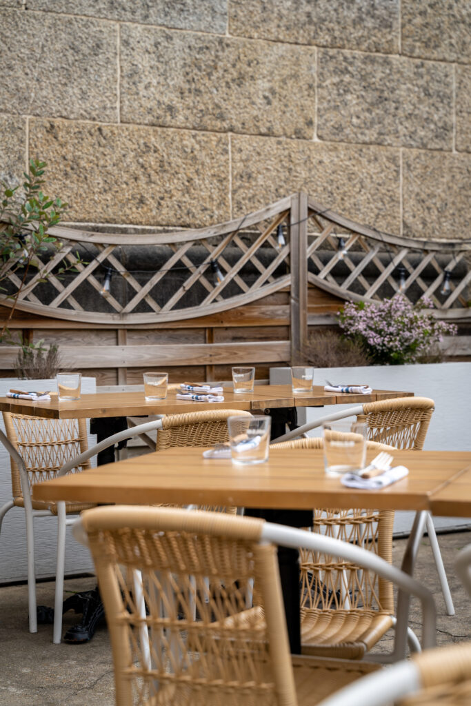 Terrasse ensoleillée et conviviale du restaurant Polzo à Saint-Malo.