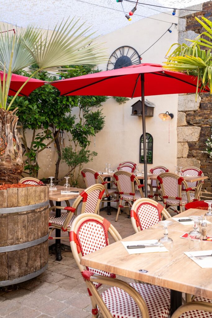 Terrasse colorée et ensoleillée du Patio à Évran.