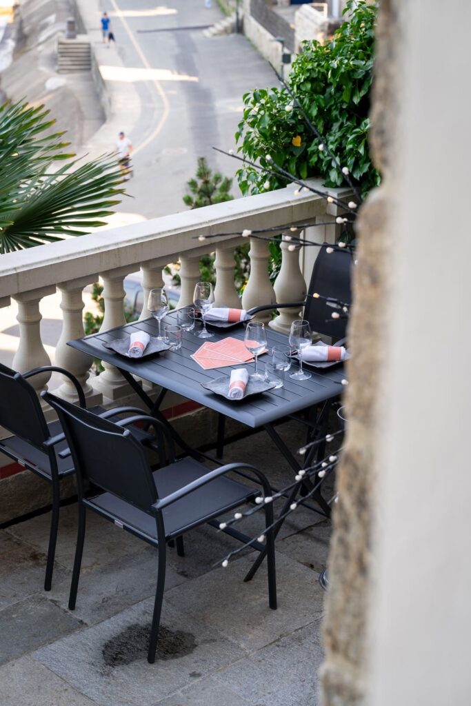 Table prête à accueillir les clients aux Terrasses du Prieuré à Dinard.