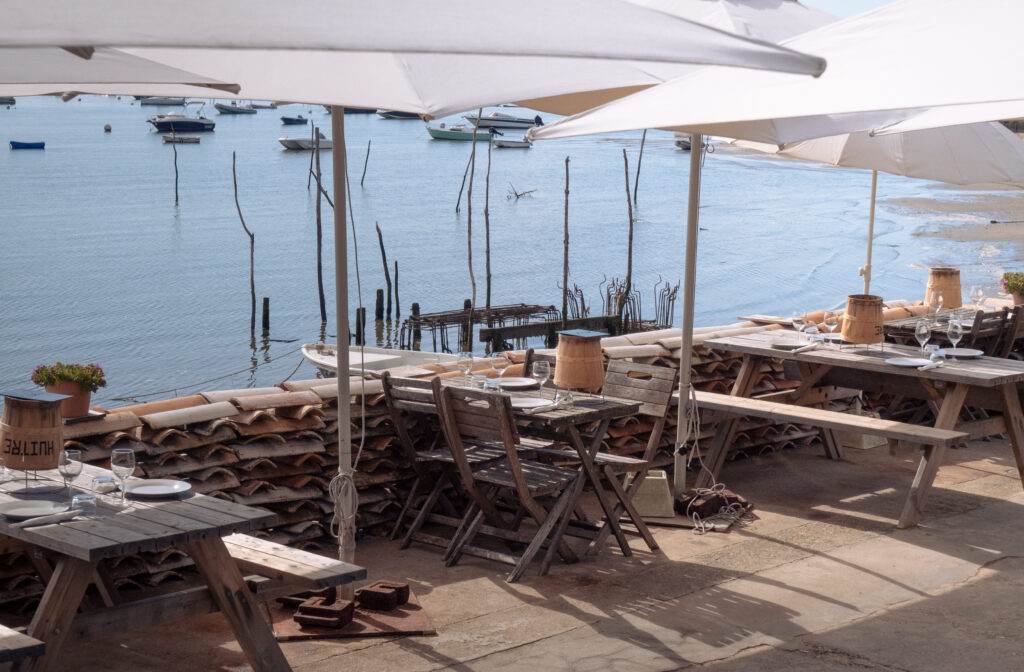 Vue depuis la terrasse de la cabane La Dégustation du Bout du Monde au village des Jacquets au Cap-Ferret.