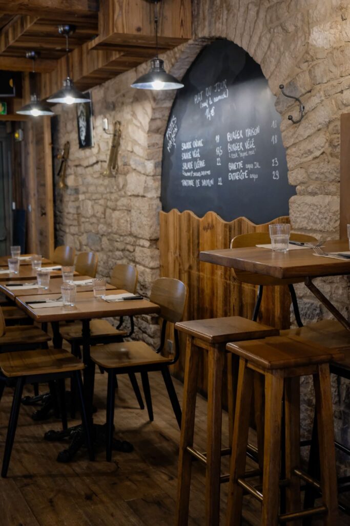 intérieur de la salle du bar restaurant The Green Man au centre ville de Besançon