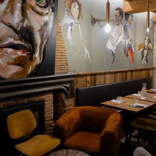 fresque d'un artiste local à l'intérieur du bar restaurant The Green Man à Besançon