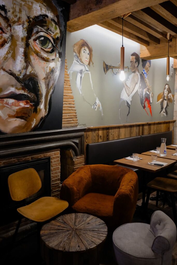 fresque d'un artiste local à l'intérieur du bar restaurant The Green Man à Besançon