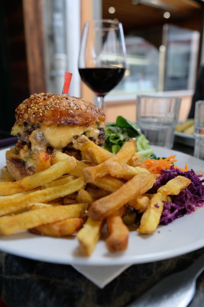 Burger maison au restaurant The Green Man à Besançon