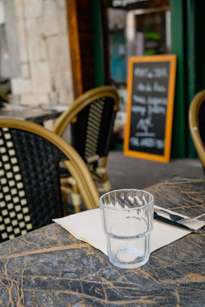 Table en terrasse du restaurant The Green Man à Besançon