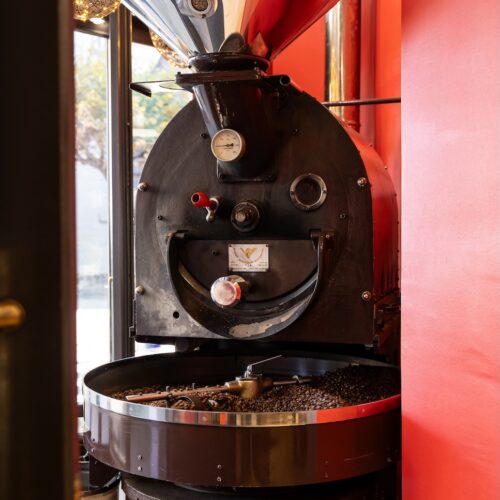 Machine professionnelle en action chez Délice des Cafés à Saint-Servan.