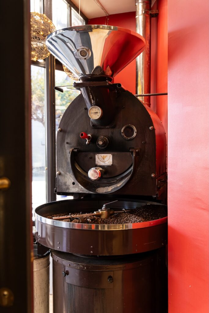 Machine professionnelle en action chez Délice des Cafés à Saint-Servan.