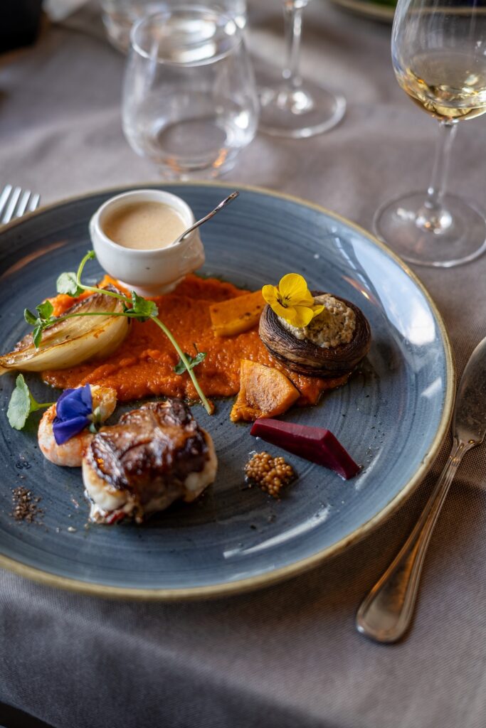 Truite fumée élégamment servie en verrine au restaurant Antinéa à Saint-Malo.
