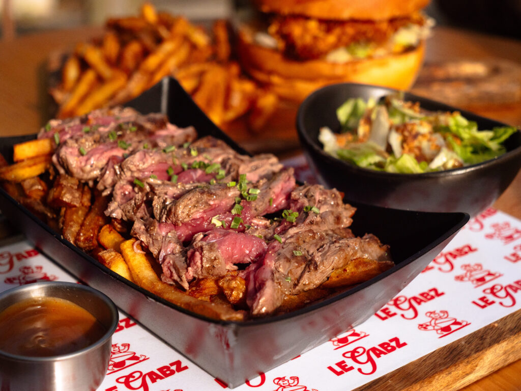 Barquette de viande de boeuf accompagnée de salade verte et de frites maison au restaurant de street food Le Gabz, à La Teste-de-Buch.