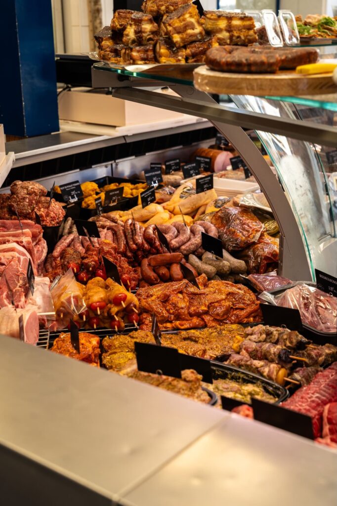 Saucisses, brochettes et poulets marinés chez maison painchaud aux halles de Dinard.
