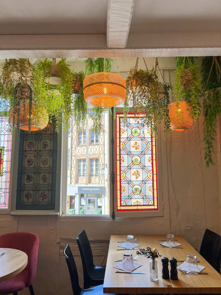 Les vitraux emblématiques du restaurant L'Éminceur à Limoges