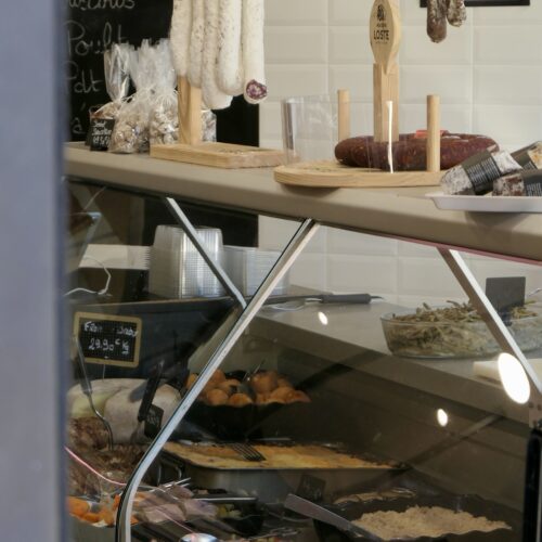 Entrée et vitrine de la boucherie Saint-Ferdinand à Arcachon.